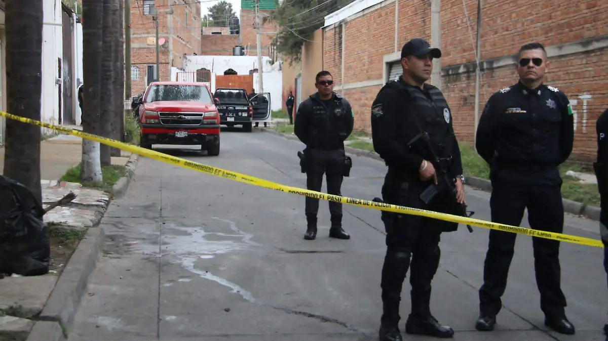 Policia de Guadalajara asegura bodega con autos robados